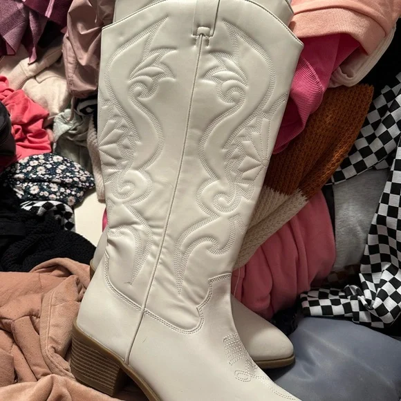 Torrid Cream Cowboy & Western Boots - Picture 2 of 3